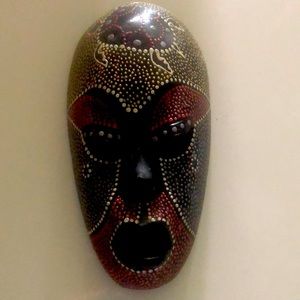 Decorative wall mask. Manually carved in Ghana.